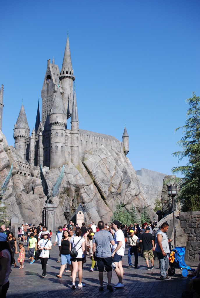 Hogwarts hägrar över soldränkta besökare  på Wizarding world of  Harry Potter vid Universal  studios i Hollywood.
